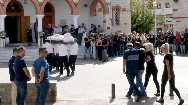 Ράγισαν καρδιές στην κηδεία της 33χρονης μητέρας από την Κρήτη – ΦΩΤΟ