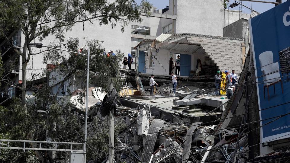 ΒΙΝΤΕΟ ντοκουμέντο – Κτίριο καταρρέει σαν τραπουλόχαρτο από το φοβερό χτύπημα του Εγκέλαδου στο Μεξικό