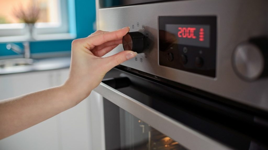 Διώξτε τις μυρωδιές από τον φούρνο σας με αυτό το υλικό