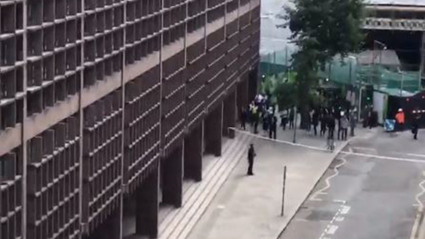 Συναγερμός στο Λονδίνο για «ύποπτο» πακέτο – ΤΩΡΑ