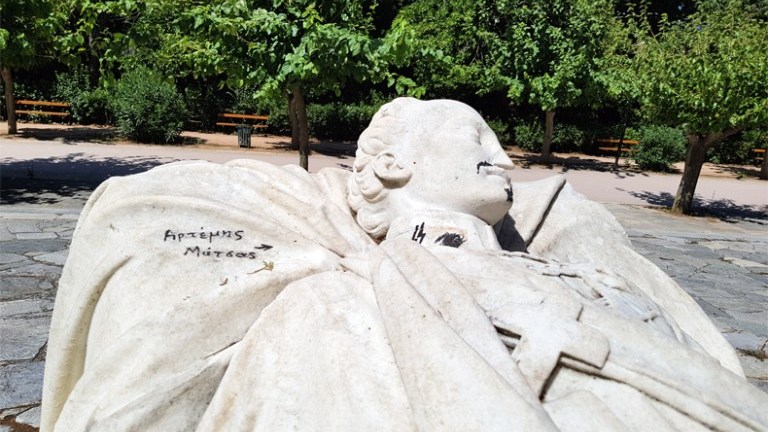 Ναζιστικά σύμβολα στο άγαλμα του Αλέξανδρου Υψηλάντη στο Πεδίον του Άρεως – ΦΩΤΟ