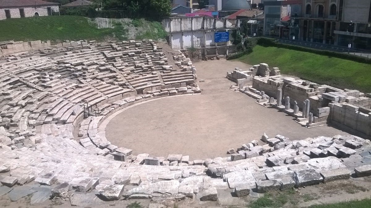Δεν φαντάζεστε τι… ενθύμιο πήρε μια τουρίστρια από το αρχαίο θέατρο Λάρισας