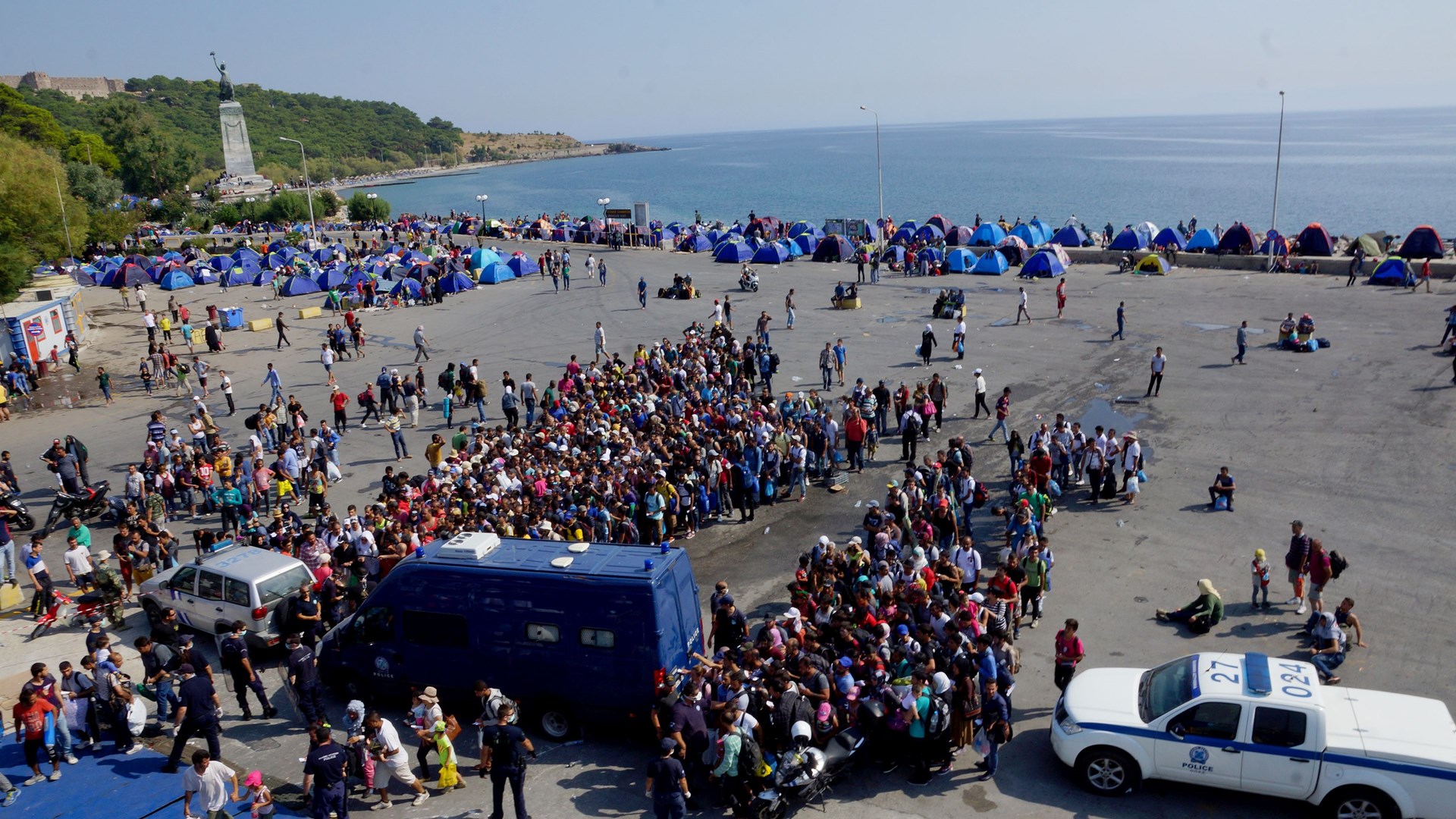 Η ΚΕΔΕ ζητά τη μεταφορά των προσφύγων από τα νησιά