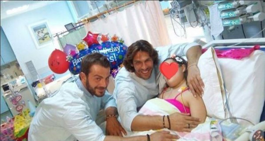 Ντάνος και Σπαλιάρας επισκέφθηκαν παιδιά σε νοσοκομείο – ΦΩΤΟ