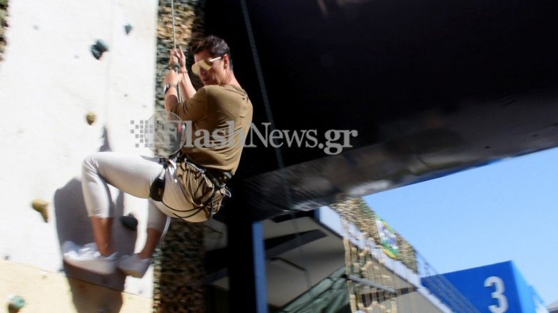 Ο… κομάντο Σάκης κάνει αναρρίχηση στη ΔΕΘ – ΦΩΤΟ
