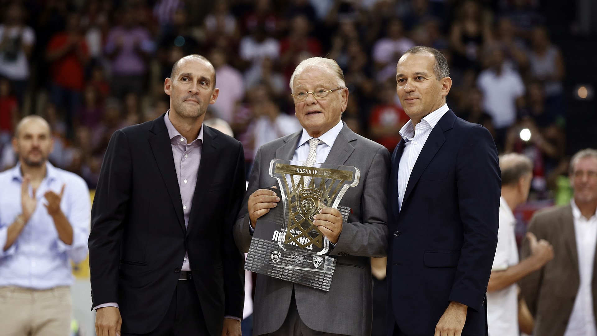 Αντίο σε έναν «Θρύλο» – Ο Ολυμπιακός τίμησε τον Ντούσαν Ίβκοβιτς – ΦΩΤΟ