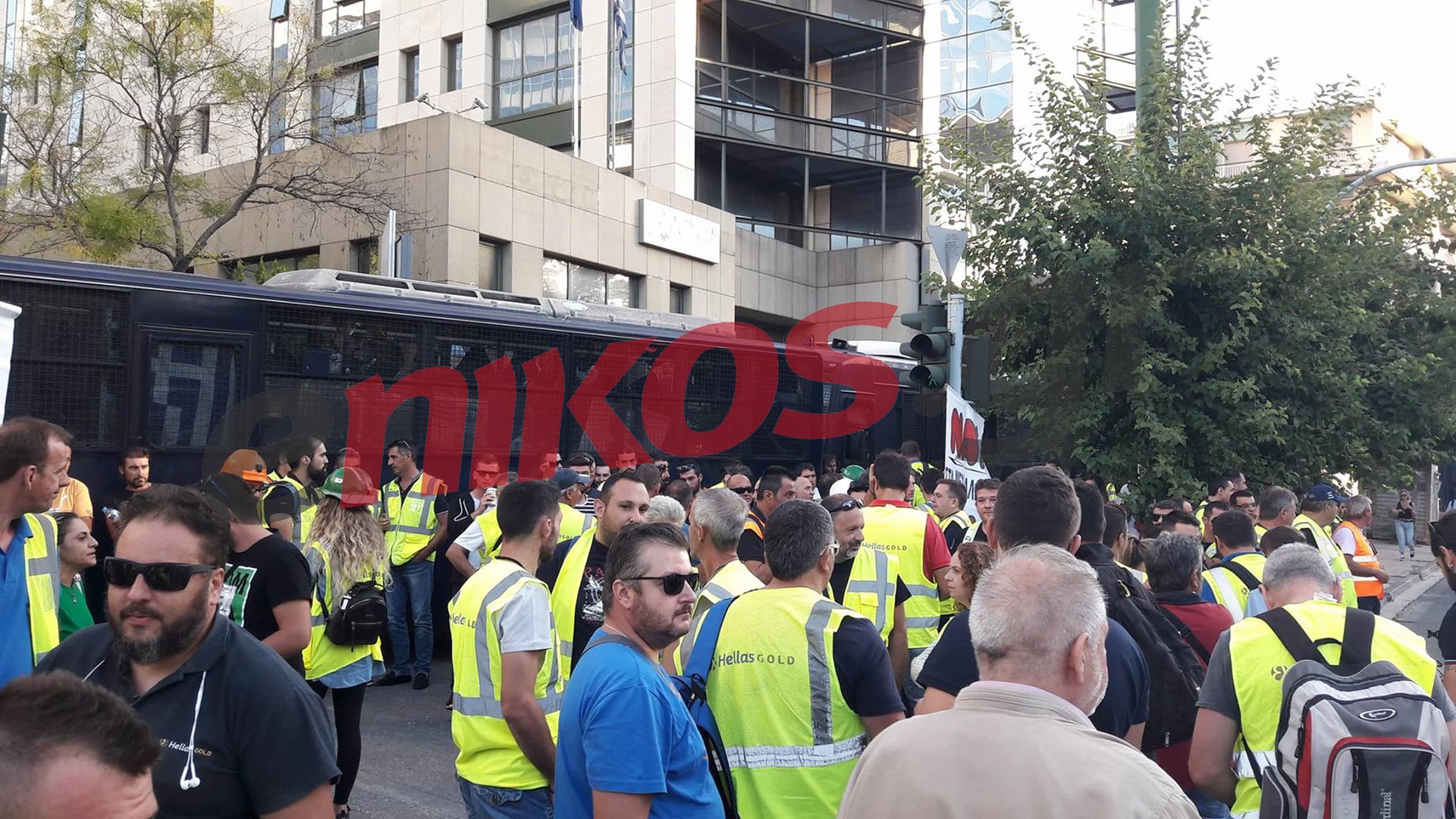 Διαμαρτυρία μεταλλωρύχων έξω από το υπουργείο Περιβάλλοντος – ΦΩΤΟ – ΒΙΝΤΕΟ