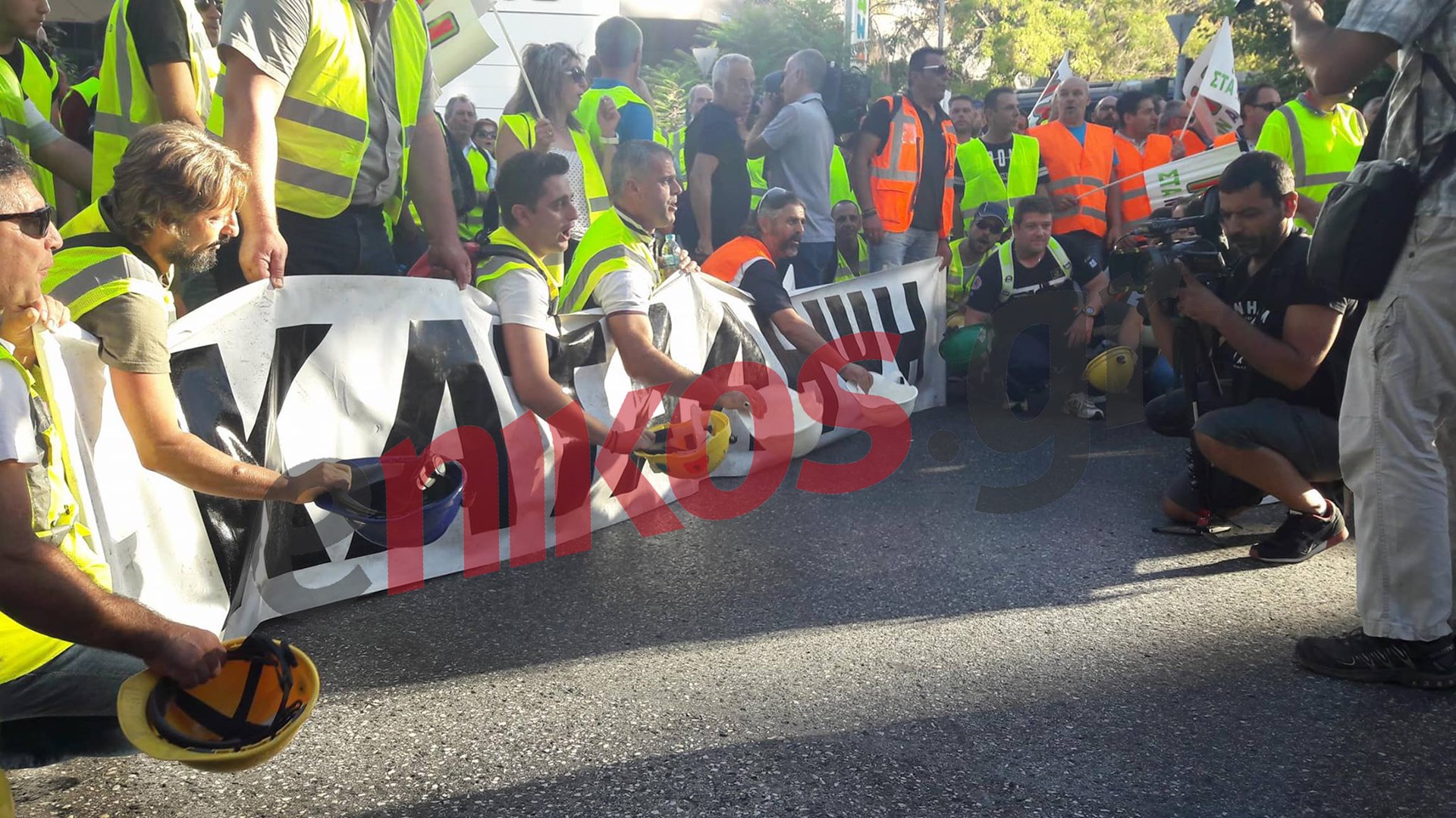 Καθιστική διαμαρτυρία από τους μεταλλωρύχους – Έκλεισε η Μεσογείων – ΦΩΤΟ – ΤΩΡΑ