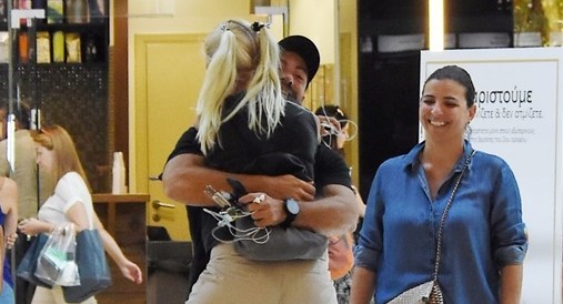 Όταν η Λάουρα Νάργες… όρμησε πάνω στον Σάκη Τανιμανίδη – ΦΩΤΟ