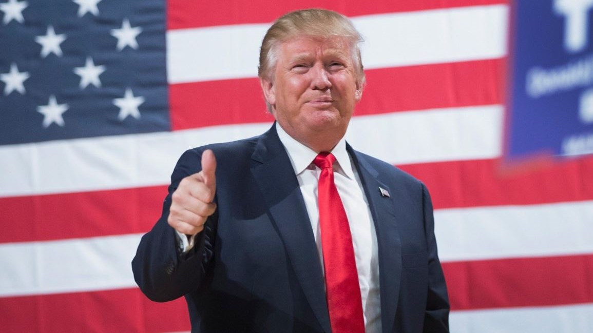 Γιατί οι κυκλώνες έκαναν τον Τραμπ να… χαμογελάει