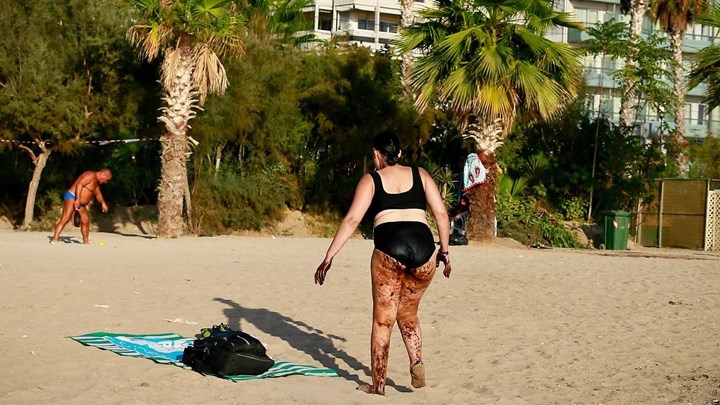 Ο φωτογράφος που απαθανάτισε τη γυναίκα γεμάτη πίσσα αποκαλύπτει στο enikos.gr τον διάλογο που είχε μαζί της