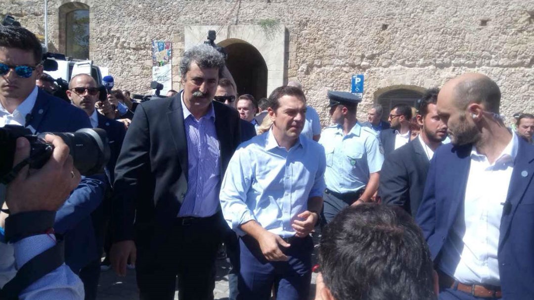 Η βόλτα του Τσίπρα στο λιμάνι των Χανίων – ΦΩΤΟ