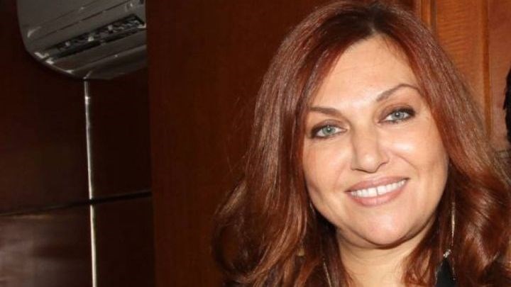 Η Καίτη Γαρμπή ποζάρει ως… μαθήτρια – ΦΩΤΟ