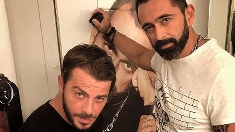 Ο Ντάνος παίζει… μπουζούκι – ΦΩΤΟ