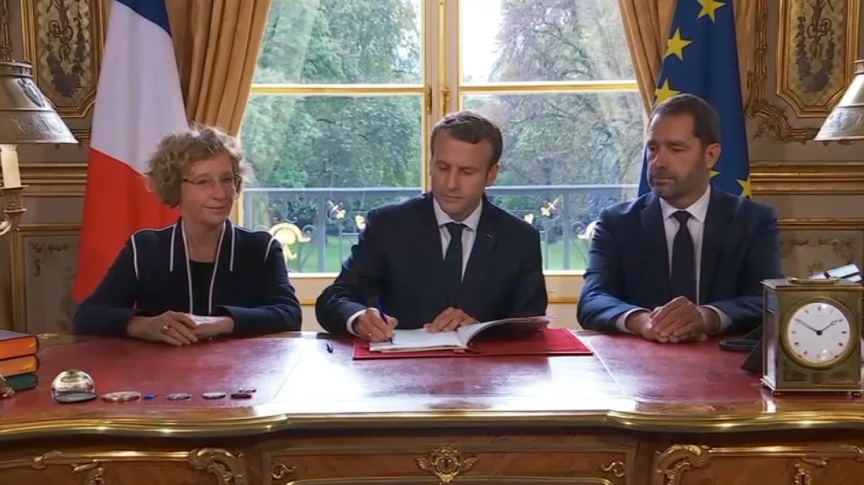 Ο Μακρόν υπέγραψε τα διατάγματα της εργασιακής μεταρρύθμισης – ΒΙΝΤΕΟ