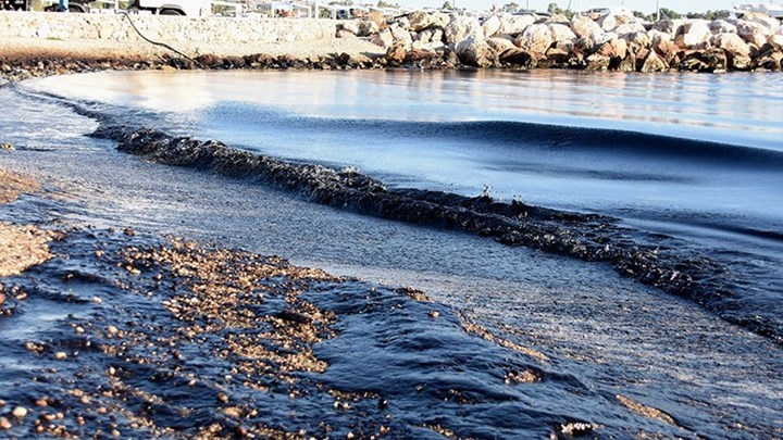 Βελτιωμένη η κατάσταση στις ακτές που επλήγησαν από τη ρύπανση – Τι λέει το υπουργείο Ναυτιλίας