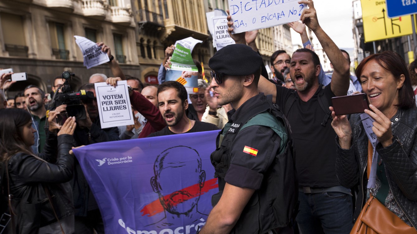 Στέλνει αστυνομία στη Βαρκελώνη η Μαδρίτη