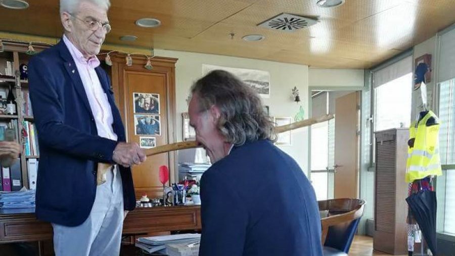 Ο Μπουτάρης “έχρισε” κοινοτικό σύμβουλο με την… γκλίτσα του – ΦΩΤΟ