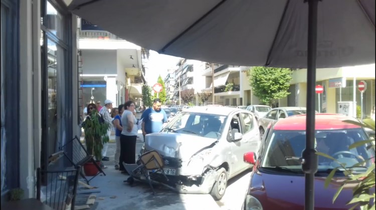 Αυτοκίνητο εισέβαλε σε… καφενείο στα Τρίκαλα – ΦΩΤΟ