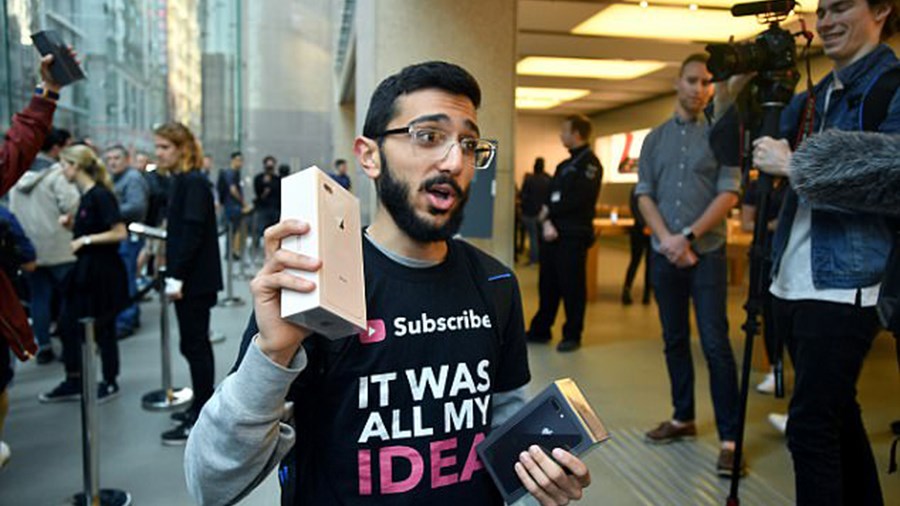 Κοιμόταν στον δρόμο επί 11 μέρες για να πάρει πρώτος το Iphone 8 και τώρα δεν το… θέλει – ΒΙΝΤΕΟ