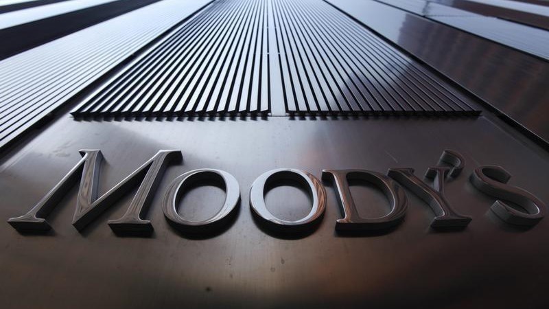 Ο Moody’s υποβάθμισε το μακροπρόθεσμο αξιόχρεο της Βρετανίας