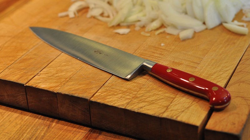 Ακονίστε τα μαχαίρια σας με ένα εύκολο τρικ – ΒΙΝΤΕΟ