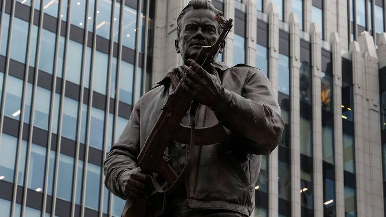 Ρωσία: Το άγαλμα του Καλάσνικοφ κρατούσε… λάθος όπλο – ΦΩΤΟ
