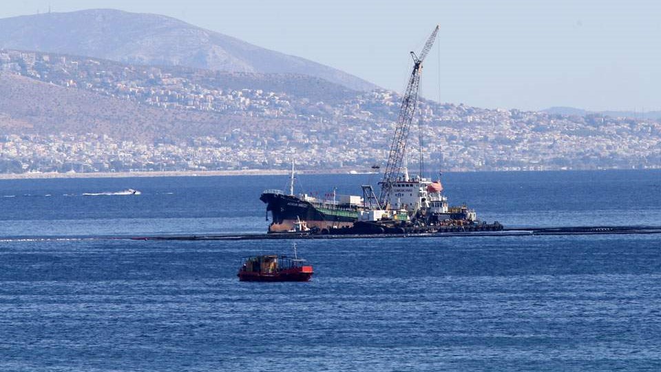 Από νέο δεξαμενόπλοιο ξεκίνησε η απάντληση των πετρελαιοειδών του «ΑΓ. ΖΩΝΗ ΙΙ»