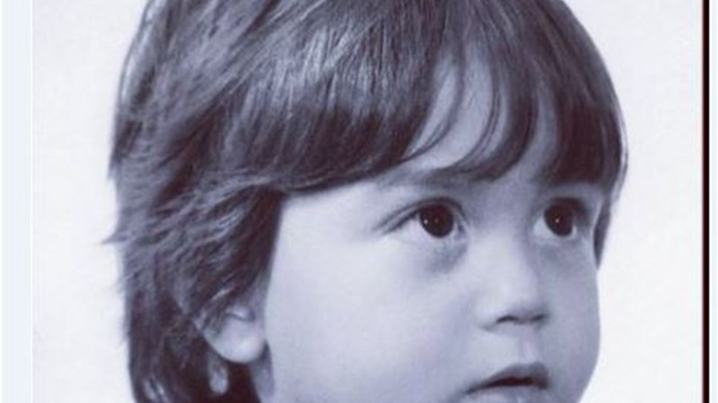 Αναγνωρίζετε το αγοράκι της φωτογραφίας; – Σήμερα είναι πασίγνωστος τραγουδιστής