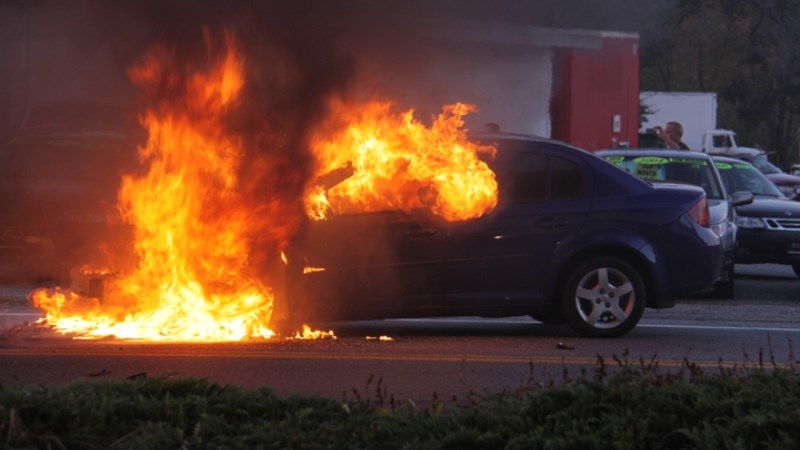 Αυτοκίνητο τυλίχθηκε στις φλόγες στο Ηράκλειο