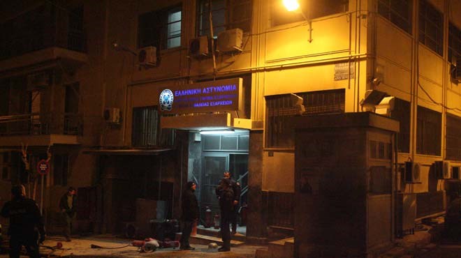 Επίθεση κουκουλοφόρων στο Α.Τ. Εξαρχείων και σε διμοιρία των ΜΑΤ στην Χαριλάου Τρικούπη