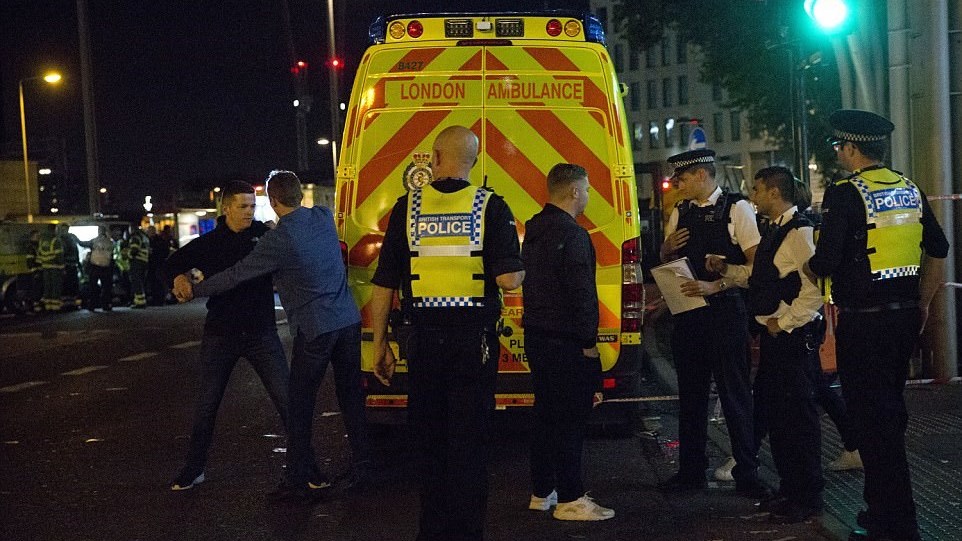 Τουλάχιστον 8 τραυματίες από την επίθεση με τοξικά στο Λονδίνο – Νέες ΦΩΤΟ