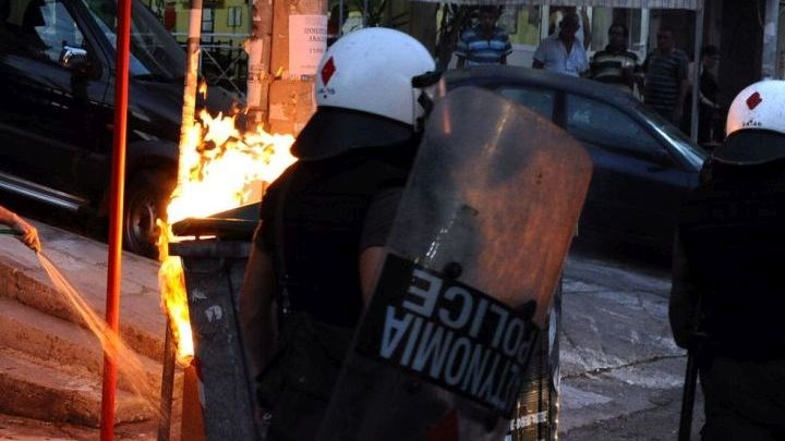 Ελεύθεροι οι 7 προσαχθέντες για επίθεση με μολότοφ κατά των ΜΑΤ στα Εξάρχεια