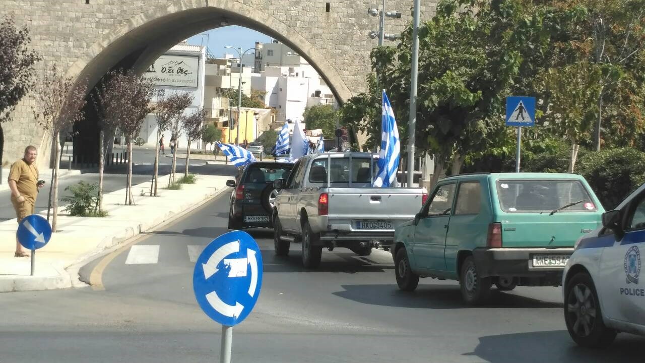 Αυτοκινητοπομπή από τους οπαδούς του Αρτέμη Σώρρα – ΦΩΤΟ