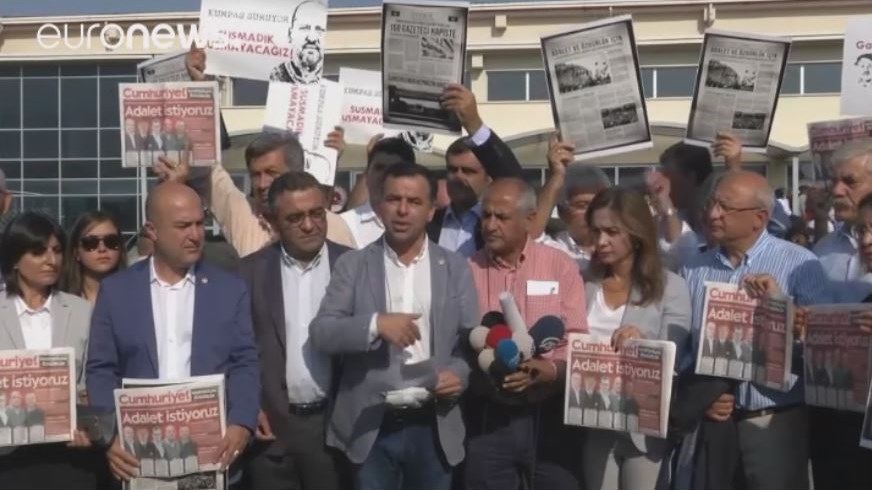 Τουρκία-δίκη Cumhuriyet: Ένας δημοσιογράφος αποφυλακίστηκε, τέσσερις θα παραμείνουν κρατούμενοι