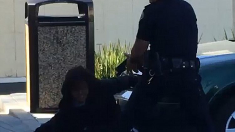 Αστυνομικός πυροβόλησε επτά φορές νεαρό που τον απείλησε με… περιοδικό – ΒΙΝΤΕΟ