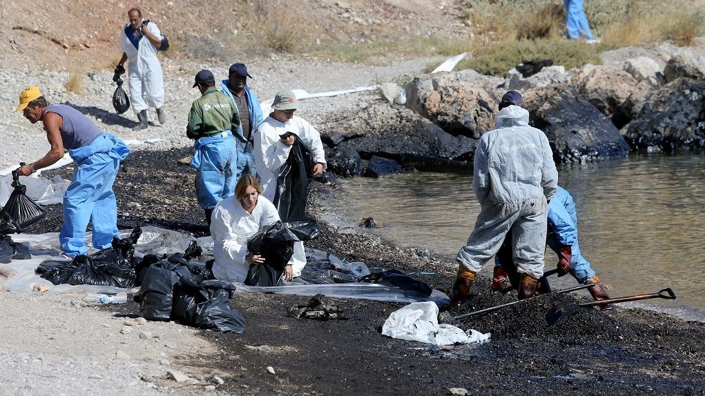 Η πορεία της απορρύπανσης στον Σαρωνικό – Ποια είναι η κατάσταση στις ακτές