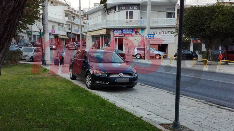 Απαράδεκτο παρκάρισμα στο πεζοδρόμιο, ενώ στα 100 μέτρα υπάρχει πάρκινγκ – ΦΩΤΟ αναγνώστη
