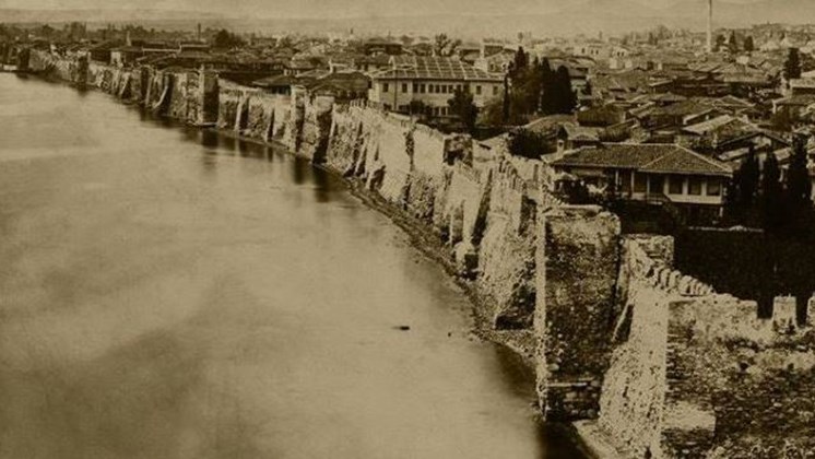 Η φωτογραφία με το τείχος της Θεσσαλονίκης που διχάζει τους ιστορικούς