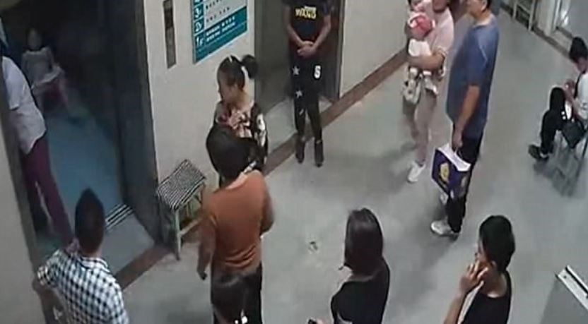 Γέννησε μέσα στο ασανσέρ του μαιευτηρίου – ΒΙΝΤΕΟ