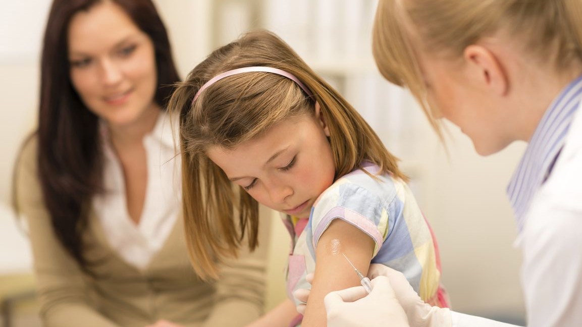 Καταγγελία σοκ: Παιδίατροι δίνουν ψευδείς βεβαιώσεις περί εμβολιασμού για εγγραφή σε παιδικούς σταθμούς και σχολεία