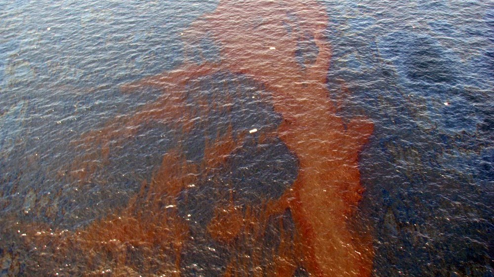 Συνελήφθησαν ο πλοίαρχος και ο πρώτος μηχανικός για τη θαλάσσια ρύπανση στο Κερατσίνι