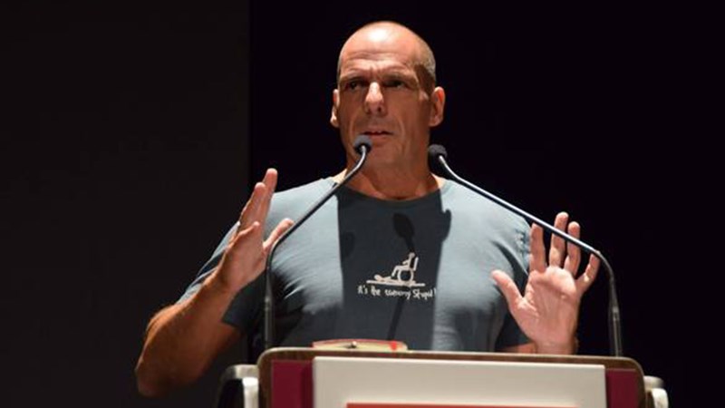 Το σχέδιο στο μπλουζάκι του Βαρουφάκη με το μήνυμα στον Σόιμπλε – ΦΩΤΟ