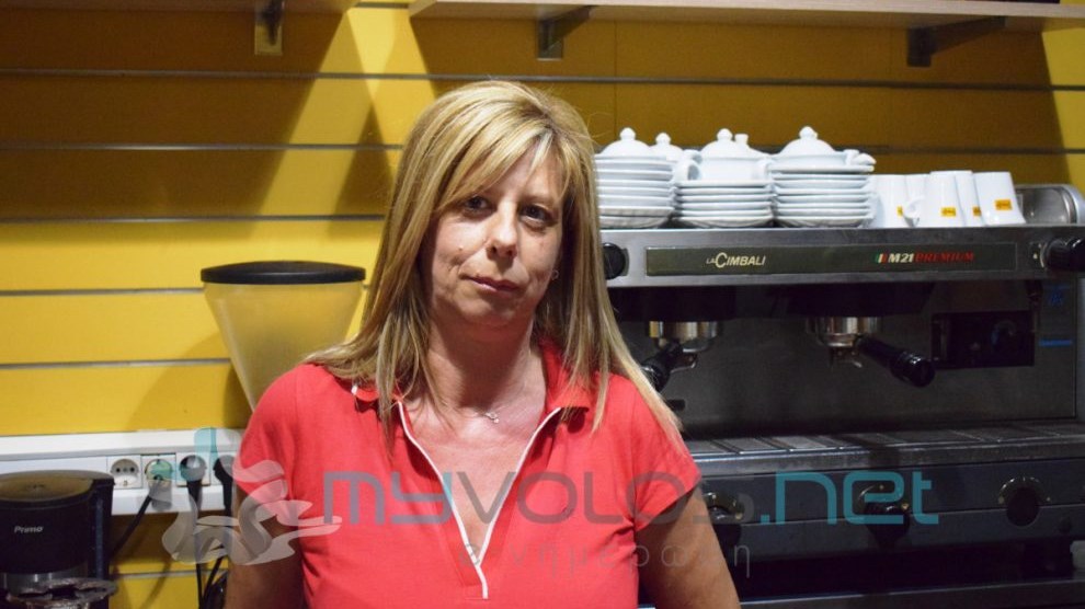 Αυτή είναι η γυναίκα που παρέδωσε την τσάντα με τον… θησαυρό – “Δεν σκέφτηκα καν να τα μετρήσω” λέει – ΦΩΤΟ