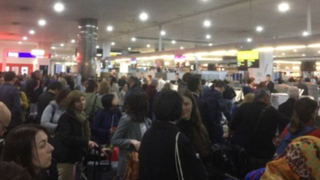 Χάος σε έξι μεγάλα αεροδρόμια του πλανήτη – Δείτε γιατί