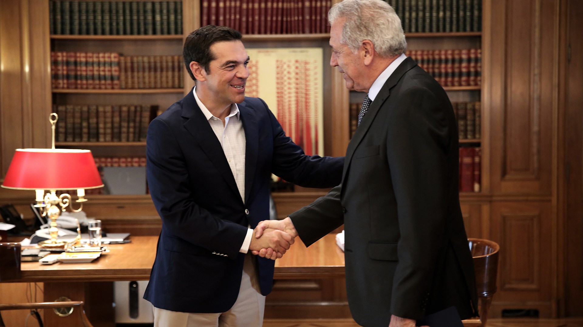 Η προσφυγική κρίση στο επίκεντρο της συνάντησης Τσίπρα – Αβραμόπουλου – ΦΩΤΟ