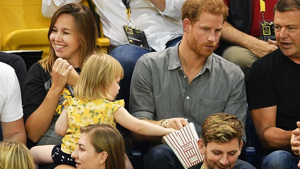 Κοριτσάκι… έκλεψε το ποπ κορν του πρίγκιπα Χάρι και έγινε viral – ΒΙΝΤΕΟ