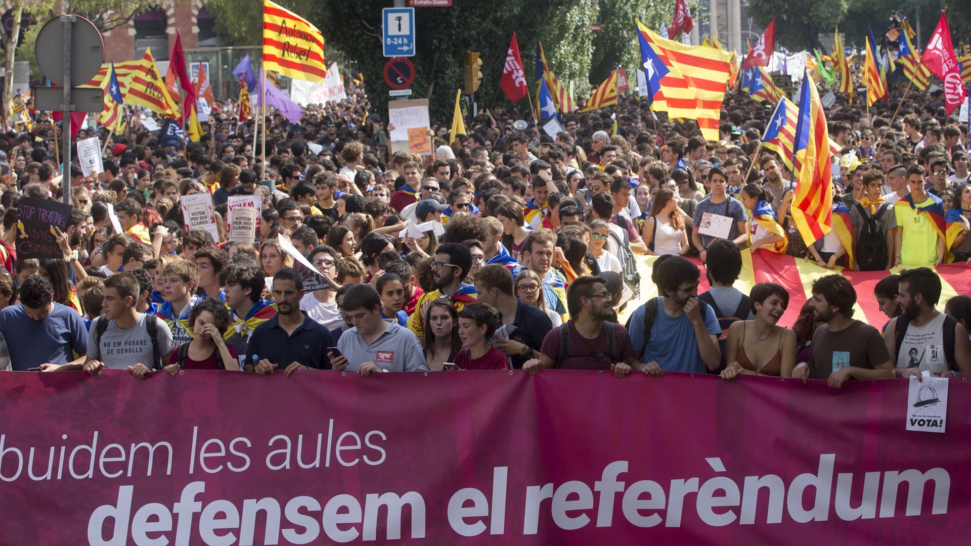Χιλιάδες φοιτητές στους δρόμους της Βαρκελώνης υπέρ του δημοψηφίσματος – ΦΩΤΟ