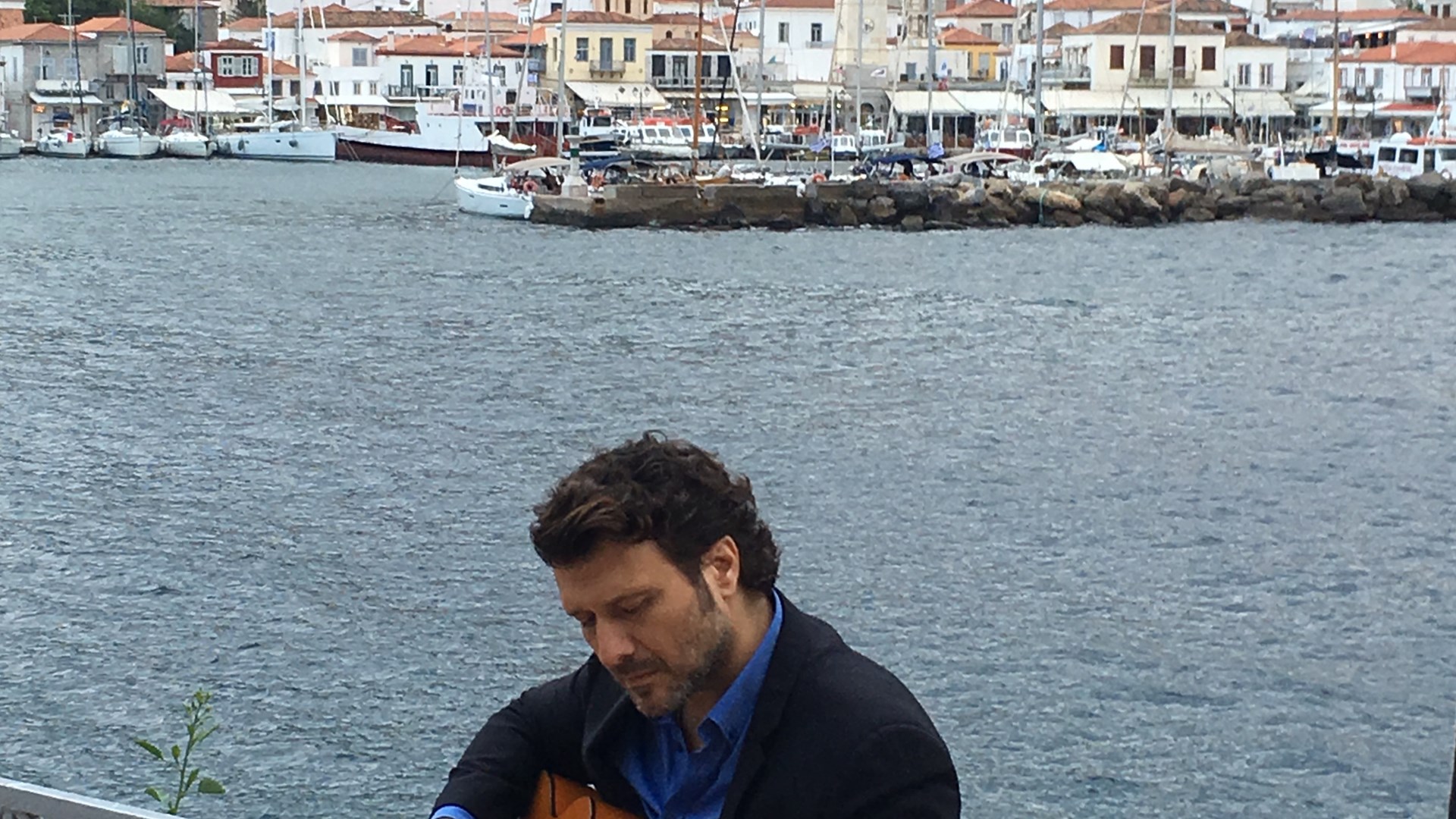 Ο Πλούταρχος ποζάρει στο enikos.gr για το «Γοργόνες και μάγκες»