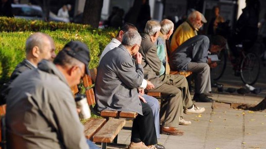 Γερνά και μειώνεται ο πληθυσμός της Ελλάδας